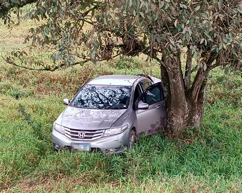 Carro Sofre Sa Da De Pista E Colide Em Rvore Na Sc Em Salete