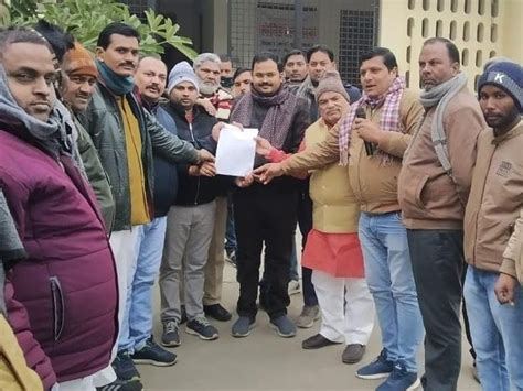 Memorandum Handed Over To Bdo Dharna Going On Since Four Days For Demands सिद्धार्थनगर में