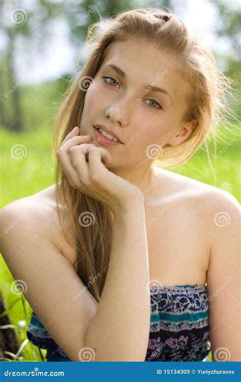 Retrato Da Menina M O Perto Da Face Em P Imagem De Stock Imagem