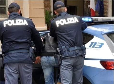 Civitanova Colpisce La Moglie E Lei Si Lancia Dal Balcone Arrestato