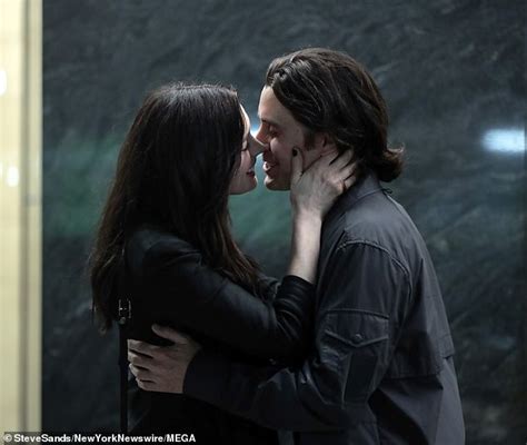 Anne Hathaway And Jared Leto Share A Kiss On The Set Of The Apple Tv Plus Series Wecrashed