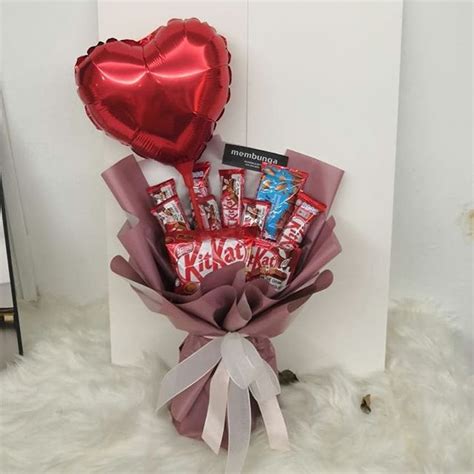 Kitkat Bouquet Special Birthday Gift Delivery With Custom Balloon