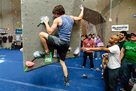 Bouldering vs Rock Climbing – Which is for you? - climbingfacts.com