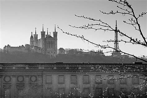 Lyon Basilique de Fourvière et la Tour Eiffel Noir et blanc