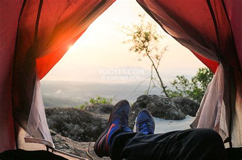 Mendirikan Tenda Untuk Menikmati Malam Di Puncak Gunung Gambar