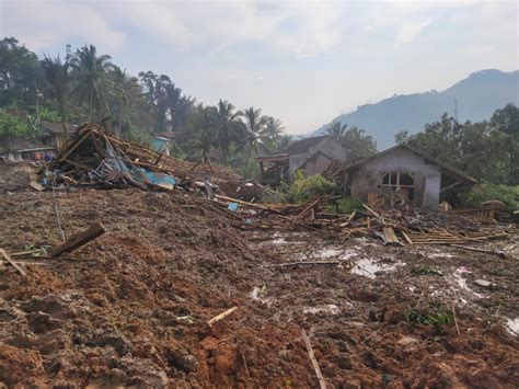 Cipongkor Bandung Barat Diterjang Longsor Dan Banjir Bandang 9 Orang