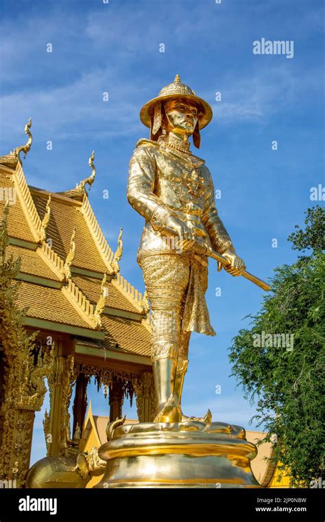 king taksin great statue  front  wat pak nam jolo  chachoengsao