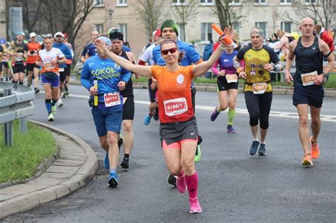 DOZ Maraton Łódź 2023 Biegaczom dopisują humory Zobaczcie na ZDJĘCIACH