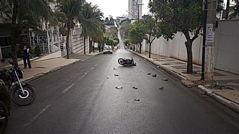 Motociclista Bate Na Traseira De Carro E Morre Na Hora Em Cuiab Vgn