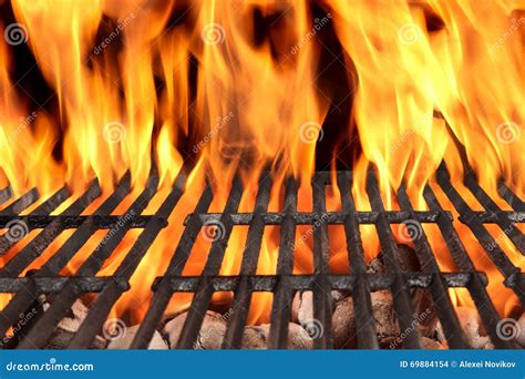 Leerer BBQ Feuer Grill Und Brennende Holzkohle Mit Hellen Flammen