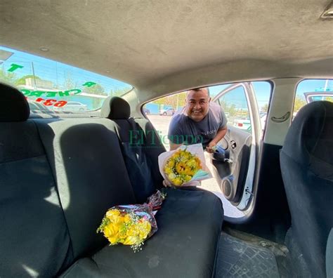 Taxista Recorre Las Calles De Monclova Para Entregar Flores Amarillas