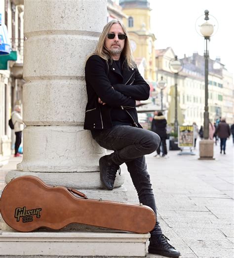 EMIR HOT Vrsni gitarist sa Sergejem Škofljancem nastupa u Klubu mladih Novi list