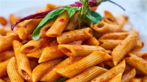 UN DÍA COMO HOY Día Mundial de la Pasta Día del Zapatero Muerte