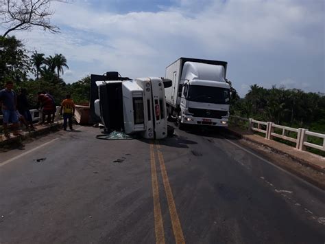 Alpanir Mesquita Caminhão tomba e populares saqueiam carga na BR 316