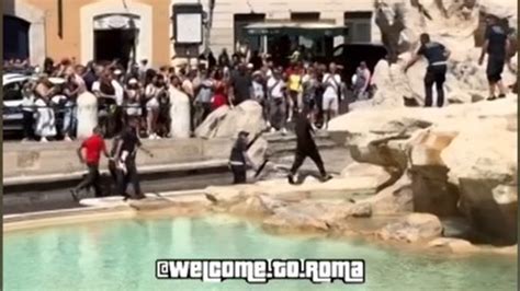 Roma Ucraino Si Arrampica Sulla Fontana Di Trevi Imola Oggi