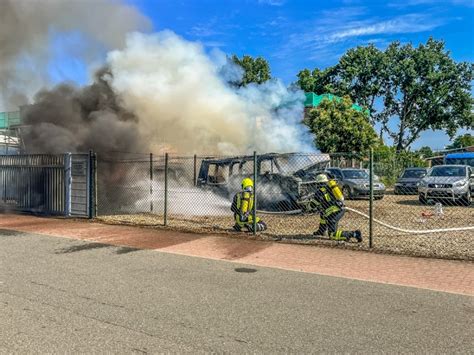 Zwei Pkw Fallen Feuer Zum Opfer Feuerwehr Verhindert Schlimmeres