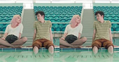 Nửa đêm xem phim Sex Education tôi chột dạ nhận ra hành động bất thường của con gái trong nhà