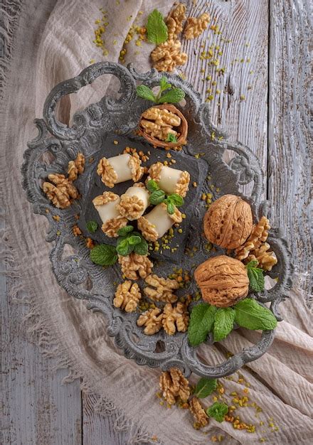 Caramelos de chocolate blanco y relleno de mazapán y nuez en un fondo