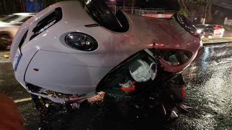 Porsche Avaliado Em Mais De R Mil Capota Em Avenida Da Regi O