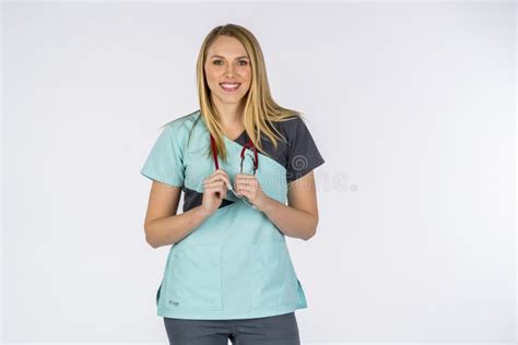 Infirmière Blonde Chaude Performing Her Duites Sur Un Fond Blanc Dans Un Environnement De Studio