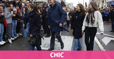 Los Reyes Y Sus Hijas Disfrutan De Un Paseo Por La Capital Pasado Por