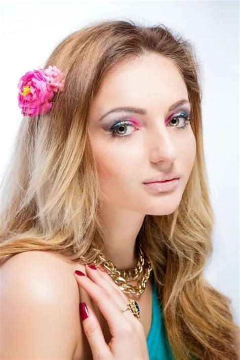 Beautiful Naked Blonde Curvy Nude Women