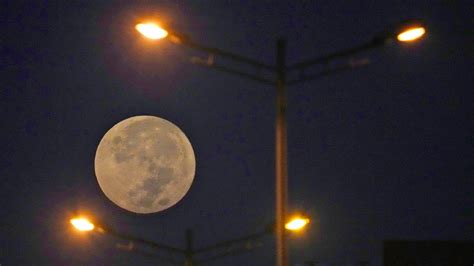 Rare Super Blue Moon Lights Up The Sky Across The Nation Tech News