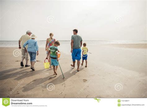 Familia Que Recorre En La Playa Imagen De Archivo Imagen De Caminar