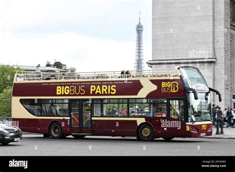 L Immagine Mostra Un Pullman Turistico Con La Torre Eiffel Sullo