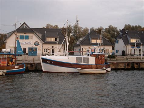 Das Fischerboot VIT 1 Mit Beiboot Im Hafen Von Vitte Hiddensee Am 30