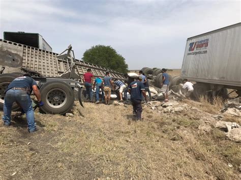 Vuelca tráiler cargado con azúcar en la carretera Victoria Tampico La