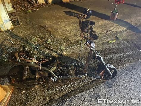 電動自行車電池冒煙秒成火球！17歲少年驚逃 車輛燒毀剩骨架 Ettoday社會新聞 Ettoday新聞雲