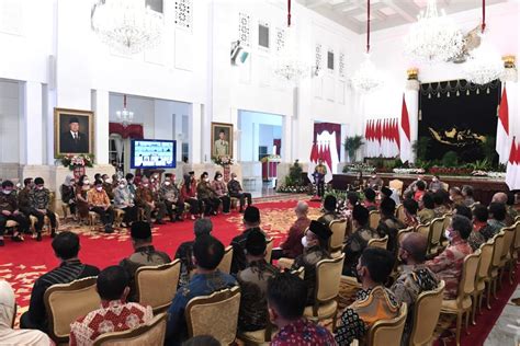 FOTO Presiden Jokowi Serahkan KUR Klaster Dan Salurkan Dana Melalui