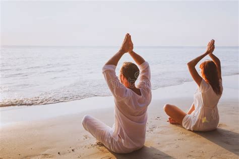 Meditación En Grupo Yoga En La Playa Imagen de archivo Imagen de cubo