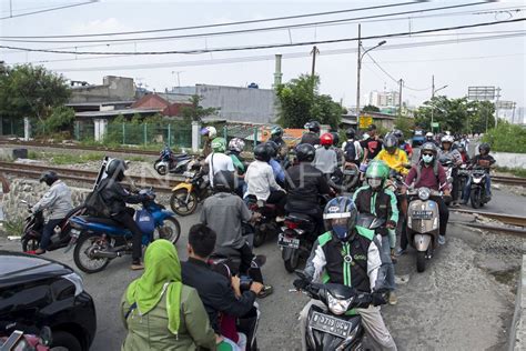 PERLINTASAN KERETA TANPA PALANG PINTU ANTARA Foto