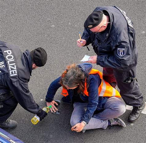 Letzte Generation In Berlin Polizei Beschlagnahmt Bei Razzia Kleber