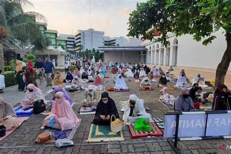 Jemaah Shalat Idul Adha Masjid Al Azhar Patuhi Jaga Jarak Antara News