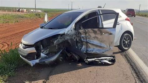 Sorriso Mulher Fica Ferida Em Colisão Na Br 163 Entre Carro E Carreta