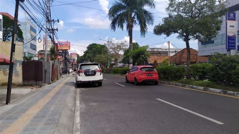 Kendaraan Terpaksa Parkir Pinggir Jalan