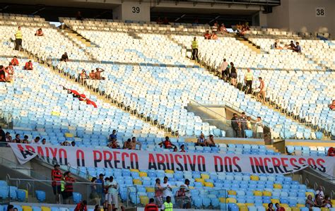 Torcida do Fla estende faixa contra preço dos ingressos no Maracanã