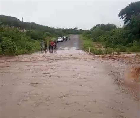 Riacho transborda e interdita rodovia em cidade do Piauí veja vídeo