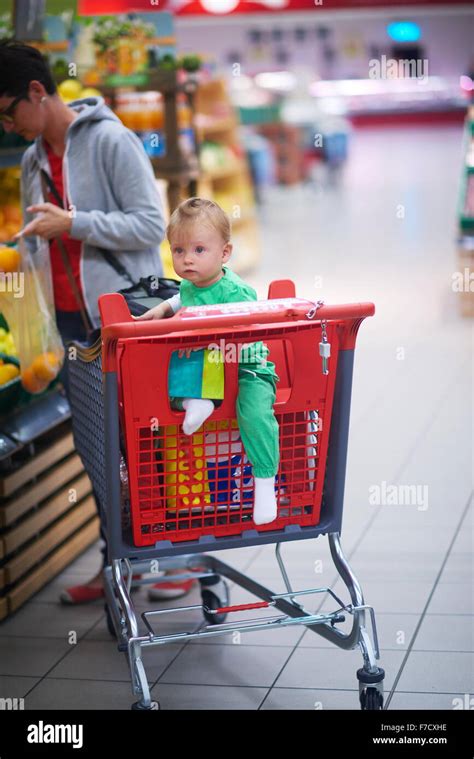 Una joven madre con su bebé en el shopping mall supermercado tienda de