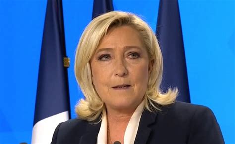 Fyrstu úrslitatölur Macron 581 Le Pen 418 Le Pen Viðurkennir