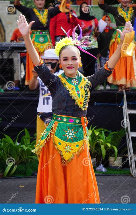 Indonesian Do a Flash Mob Traditional Dance To Celebrate National ...