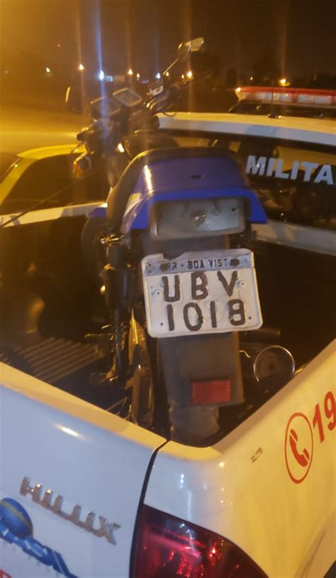 Motocicleta placa adulterada é apreendida e três pessoas são