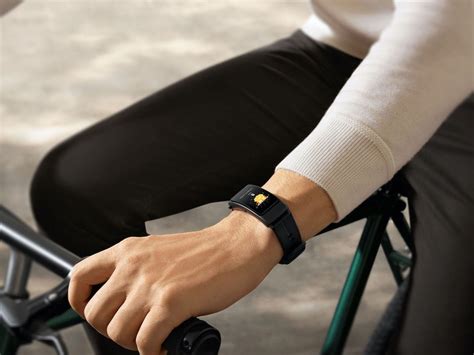 HUAWEI TalkBand B6 Smart Activity Tracker Features A Detachable