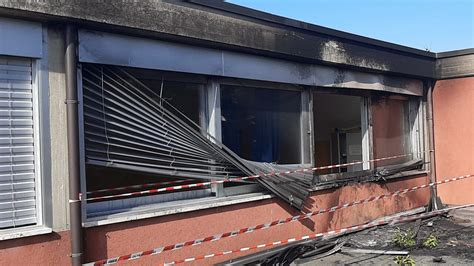 Appiccano Un Incendio Sul Tetto Della Scuola Una Ragazzata Danni