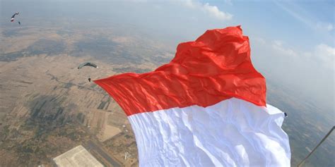 Merah Putih Raksasa Berkibar Di Langit Kertajati