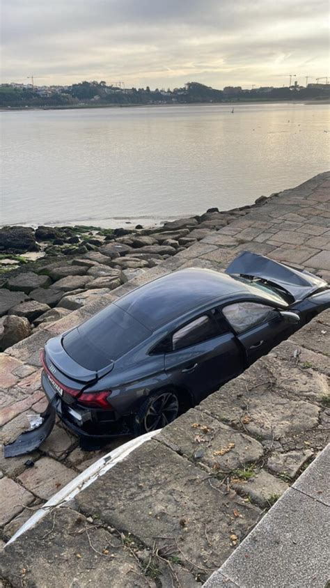 Carro Despista Se E Cai Ao Rio Douro Durante A Madrugada Motoristas