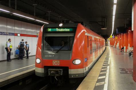 423 096 der S Bahn München fährt in den Hauptbahnhof München ein